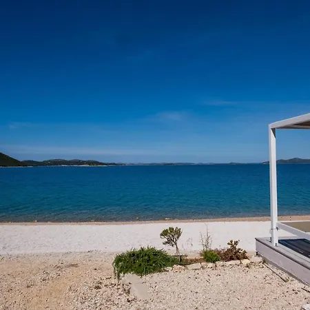 Buqez Drage, 50 펜션 *