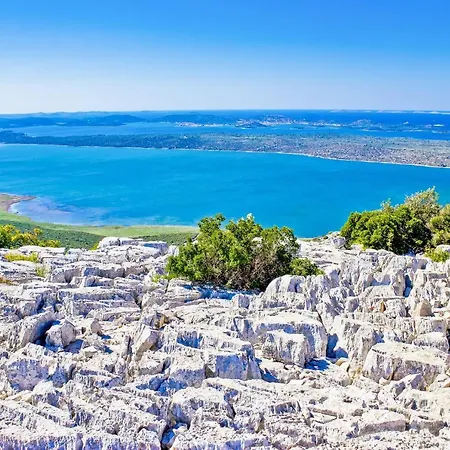 Buqez Drage, 50 Casa vacanze