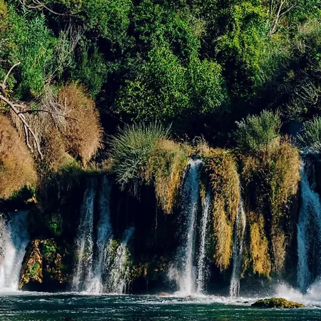 Buqez Drage, 50 Casa vacanze